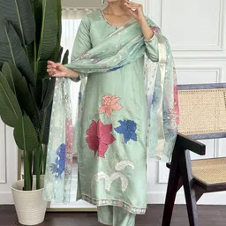 suppar sleave Elegant White Women Embroidered Kurta Sets with Dupatta image 2