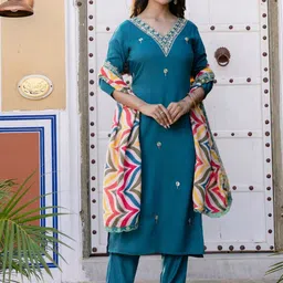 Navlik Women Floral Embroidered Kurta with Trousers & Dupatta image 4