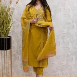 Vastranchal Women Floral Embroidered Angrakha Thread Work Kurta with Trousers & With Dupatta image 2