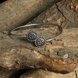 VENI Women Silver-Toned & Black Brass Handcrafted Silver-Plated Adjustable Charm Bracelet image 1