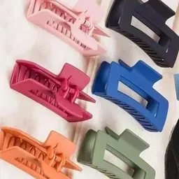 Nayakk Women Set of 5 Assorted Claw Clip Hair Accessory image 4