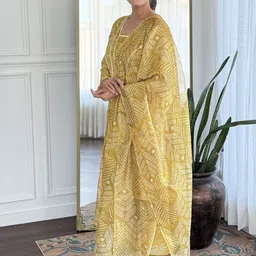 Navlik Women Floral Printed Kurta with Trouser & Dupatta image 3