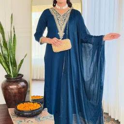 SHOPONBIT Women Ethnic Motifs Embroidered Kurti with Trousers & With Dupatta Kurta Sets image 3