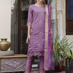 vredevogel Women Silk Blend Kurta Pant Dupatta Set image 4