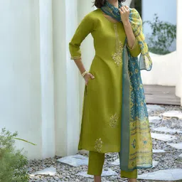 BE IN TEXO FAB Floral Printed Thread Work Straight Kurta with Trousers & Dupatta image 4