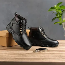 Erix Men Textured Trekking Shoes image 5