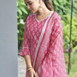 SKYLEE Women Floral Printed Kurta with Trousers & Dupatta image 5