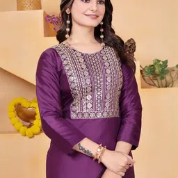 AVNISA ENTERPRISE Floral Yoke Design Thread Work Straight Kurta With Trousers image 5