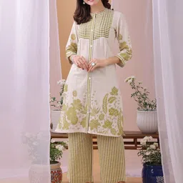 KALINI WomenParrot Green Floral Printed Pure Flex Cotton Co-ord Set image 5