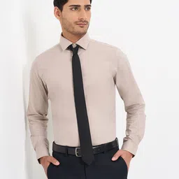 Peregrine by Pantaloons Men Slim Fit Spread Collar Solid Cotton Casual Shirt-image-71