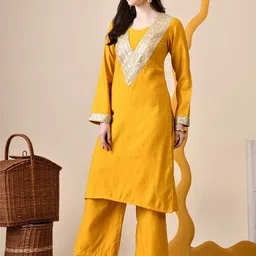 Myshka Women Embroidered Regular Patchwork Kurta with Trousers image 3