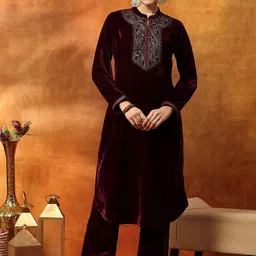 Nayam By Lakshita Women Paisley Yoke Design Sequinned Straight Velvet Kurta With Trousers-image-22