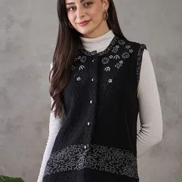 Chemistry Women Floral Woollen Sweater Vest-image-79