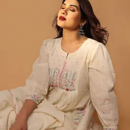 CANIZZARO Women Floral Embroidered Tiered Thread Work Pure Cotton Kurta with Palazzos image 2