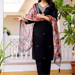 CANIZZARO Women Floral Embroidered Regular Thread Work Chanderi Silk Kurta with Trousers & With Dupatta image 4