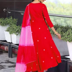 DIVASTRI Floral Embroidered V-Neck Thread Work A-Line Kurta With Trousers And Dupatta image 2