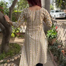 SHRIYANI Floral Printed Notch Neck Straight Kurta image 3