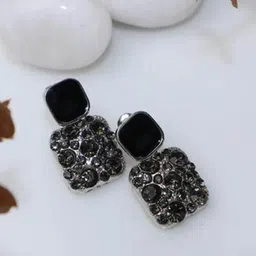 BEYTER Classic Drop Earrings image 5