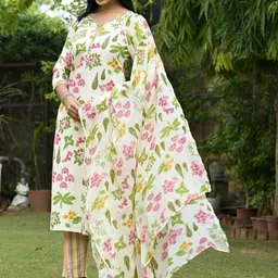 GoSriKi Women Floral Printed Regular Kurta with Trousers & With Dupatta image 3