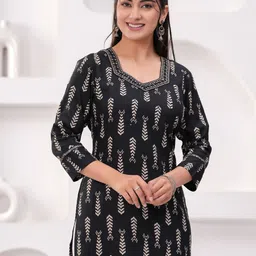 kipek Women Floral Printed Kurta image 3