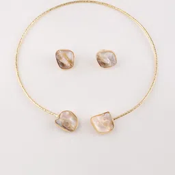 Ozanoo Gold-Plated Mother Of Pearls Studded Hasli Jewellery Set image 4