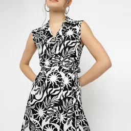 theulluu.com Abstract Printed Shawl Neck Top With Trousers Co-Ords image 4