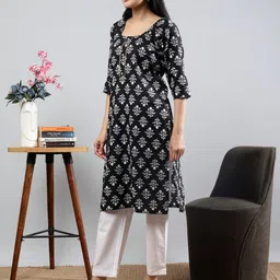 Polyglot Women Floral Printed Flared Sleeves Thread Work Kurta image 3