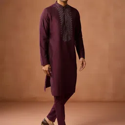 KISAH Men Geometric Yoke Design Sequinned Mandarin Collar Straight Kurta With Trousers-image-64