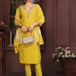 DIVASTRI Floral Embroidered Sequined V-Neck Straight Kurta With Trousers & Dupatta image 5