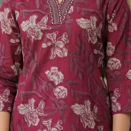 DORIYA Women Floral Printed Regular Thread Work Kurta with Trousers image 2