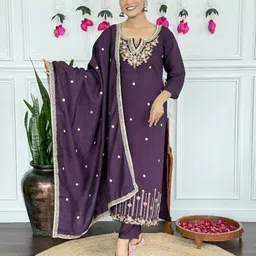 Piludi Women Floral Embroidered Calf Length Regular Straight Kurta with Trousers & Dupatta image 5