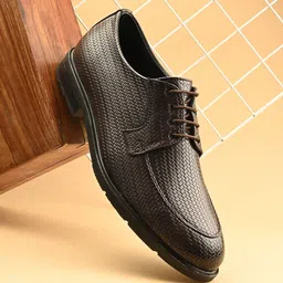 INVICTUS Men Textured Round Toe Formal Derbys image 1