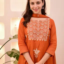 Light Daisy Floral Embroidered Round Neck Straight Kurta With Trousers & Dupatta image 5