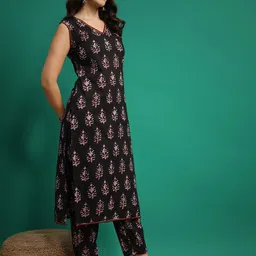 V.S.Creation Women Floral Printed Regular Pure Cotton Kurta with Trousers & With Dupatta image 4