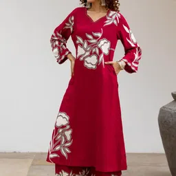 DIVASTRI Women Floral Printed Regular Beads and Stones Kurta with Palazzos image 2