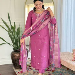 Growdamy Floral Embroidered Thread Work Chanderi Silk Kurta With Trousers & Dupatta image 4