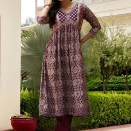 Navlik Women Floral Printed Kurta with Trousers & Dupatta image 4