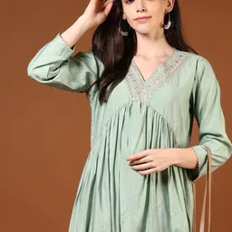 LIMEROAD Women Floral Yoke Design Thread Work Kurta-image-34