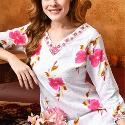 BKApparels Women Floral Printed Regular Thread Work Pure Cotton Kurta with Trousers image 2