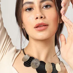 SOHI Gold-Toned & Black Gold-Plated Necklace image 4