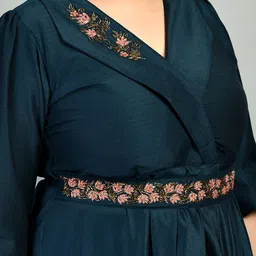 prettyplus by desinoor.com PrettyPlus by Desinoor com Women Teal Floral Embroidered Beads and Stones Kurta Set image 2