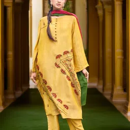 Phulkari Forever Colourblocked Dupatta with Phulkari image 5