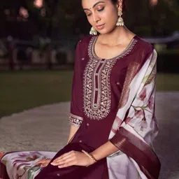colors  of earth Colors of Earth Floral Embroidered Sequinned Straight Kurta With Trousers & Dupatta image 5