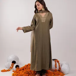 Yufta Floral Yoke Design Panelled Sequinned Kurta With Trousers & Dupatta image 3