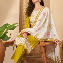 Sangria Women Floral Printed Kurta with Trousers & With Dupatta image 4