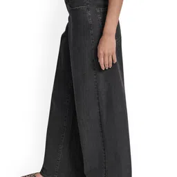 DKNY Women Flared Mid-Rise Cotton Non Stretchable Washed Jeans image 2