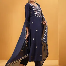 Ishin Women Floral Embroidered Kurta with Trousers & Dupatta image 5