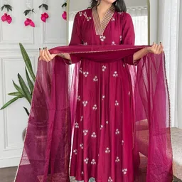 SZN Women Ethnic Motifs Embroidered Pleated V-Neck Kurta with Churidar & Dupatta image 3