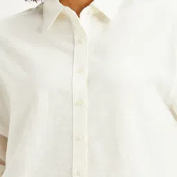 levi's Women's Solid Relaxed Fit Shirt image 3