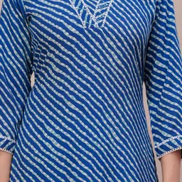 Sarai Women Leheriya Printed Sequinned Kurta image 3